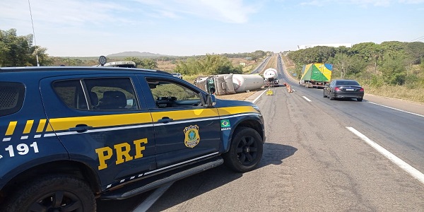 A BR-153 está parcialmente interditada nos dois sentidos, no trecho que liga Aparecida a Hidrolândia