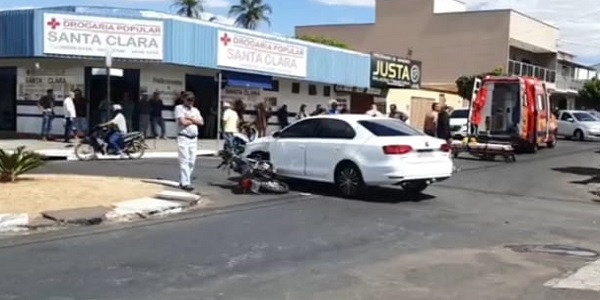 Motociclista é Socorrido após Colisão com Veículo em uma  Rotatória no centro de Morrinhos