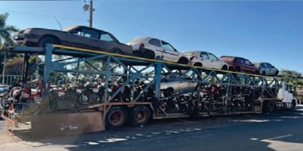 Carros e motos apreendidos no pátio do 36° Batalhão da Polícia Militar de Morrinhos são removidos para o pátio do Detran em Goiânia