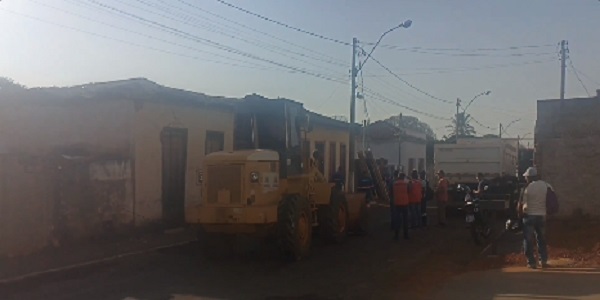 Casarão Centenário em Morrinhos está sendo Demolido devido a Danos Estruturais. VÍDEO!