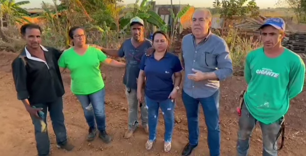 Prefeito compromete-se a viabilizar legalmente nova área para Família de Trabalhadores estabelecer sua fábrica de vassouras.