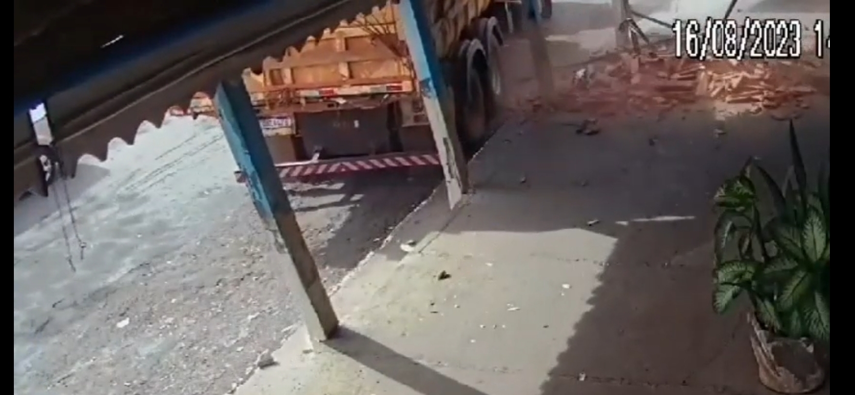 Caminhão Colide e Derruba estrutura da fachada de uma Panificadora no Jardim Romano. VÍDEO!