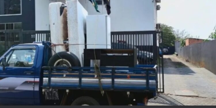 Homem é preso após vender móveis da casa do amigo enquanto ele viajava, diz polícia