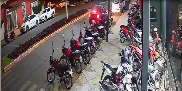 Flagrante em Morrinhos: Motorista Foge após Colidir com Moto Estacionada. VÍDEO!