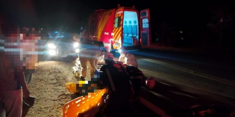 Duas pessoas ficam feridas após moto cair em buraco na GO-213, entre Caldas Novas e Morrinhos