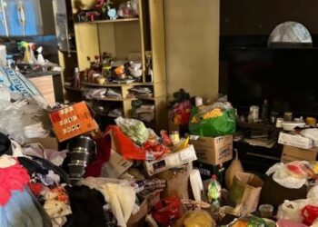 Juiz manda internar idosa que acumulou lixo dentro de casa que lotou oito caminhões