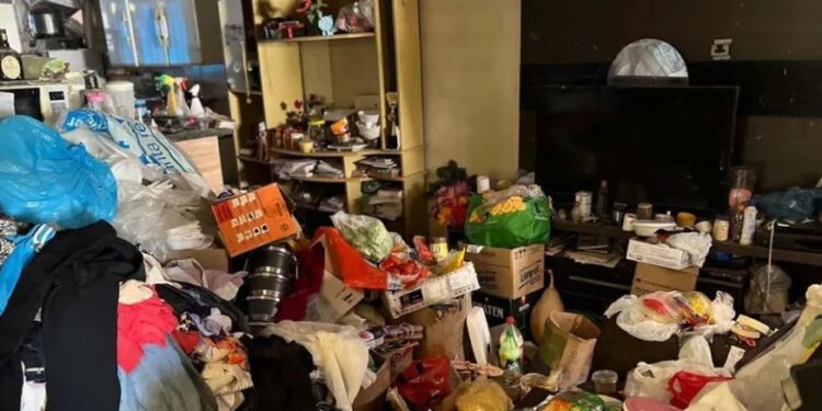 Juiz manda internar idosa que acumulou lixo dentro de casa que lotou oito caminhões