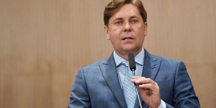 Bruno Peixoto da posse à concursados, e garante novo concurso público em 2024