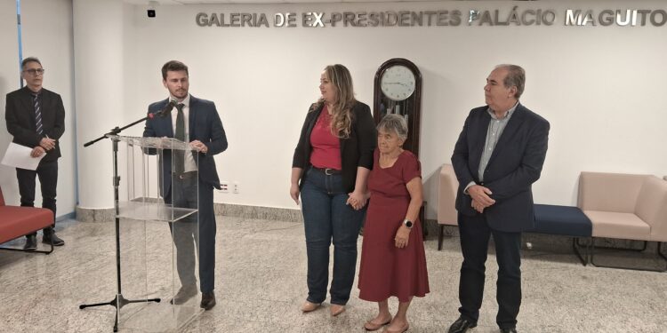 Escritora Morrinhense Cristina Maria Lança Livro na Assembleia Legislativa de Goiás