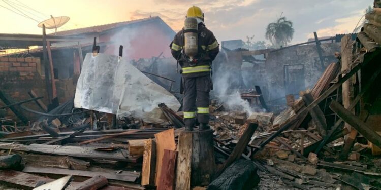 Na Madrugada desta Sexta-feira Bombeiros Agem Rapidamente para Controlar Incêndio em Marcenaria do Setor Aeroporto. IMAGENS!