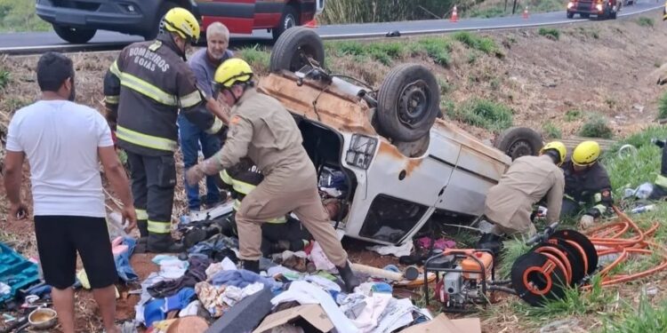 Grave Acidente na BR-153: Saída de Pista e Capotamento com Possível Vítima Presa às Ferragens