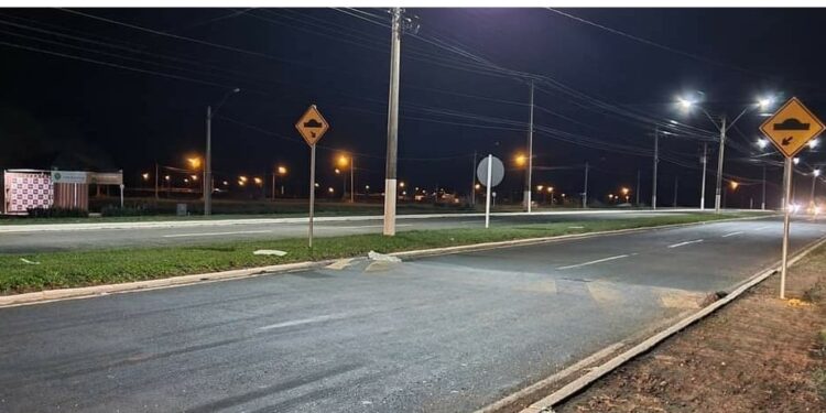 Acidente na Av. Coronel Fernando Barbosa: Jovem de 22 anos fica ferido após queda de moto em novo quebra-molas