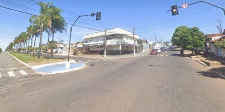 Mulher é atropelada por motocicleta no cruzamento da Rua Ceará com a Couto de Magalhães