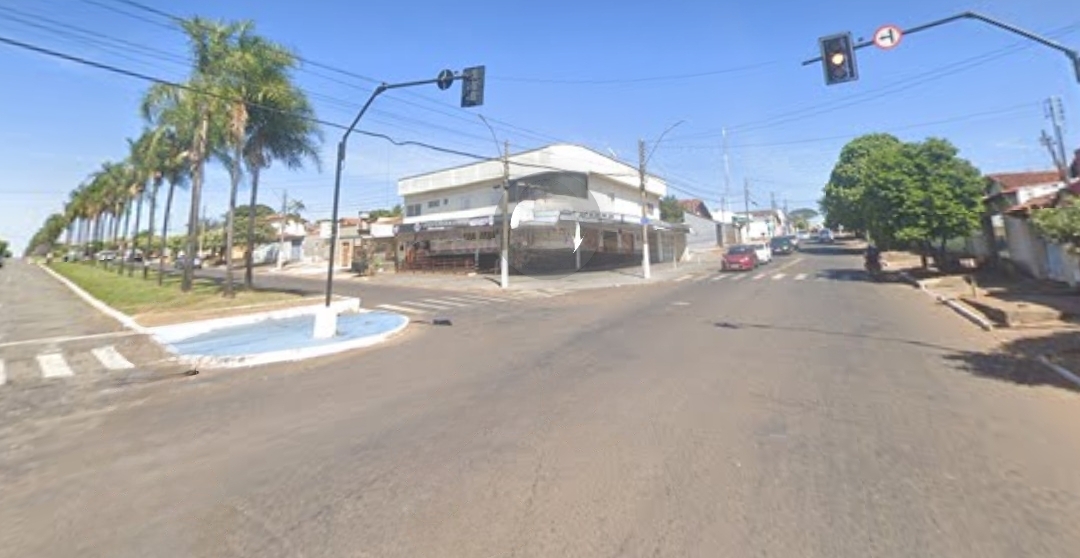 Mulher é atropelada por motocicleta no cruzamento da Rua Ceará com a Couto de Magalhães