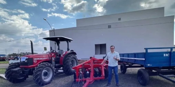 Prefeitura de Morrinhos Recebe Através de Emenda do Senador Jorge Kajuru um Trator