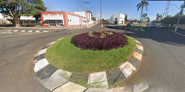 Corpo de Bombeiros Socorre Motociclista Vítima de Acidente na Rotatória Próxima ao Teatro Juquinha Diniz