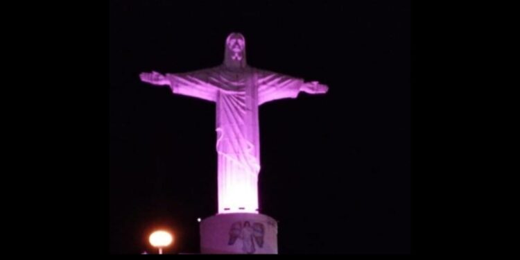 Cristo Redentor de Morrinhos Brilha de Rosa em Apoio ao Combate ao Câncer de Mama
