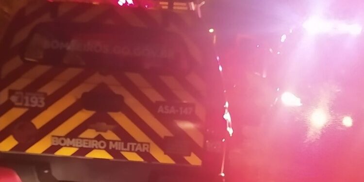 Incêndio em Veículo é Controlado por Bombeiros em Morrinhos