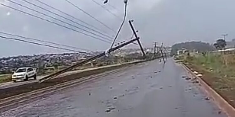 Postes da Rede Elétrica na Rodovia GO-476 entre Morrinhos e Buriti Alegre Quebram Devido a Fortes Ventos. VÍDEO!