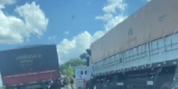 Acidente entre dois caminhões na BR-153 em Morrinhos deixa duas pessoa mortas. VÍDEO!