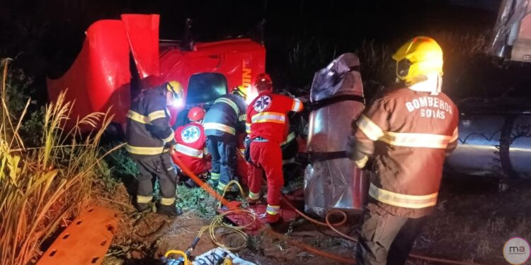 Acidente na BR-153 em Morrinhos deixa motorista preso nas ferragens. VÍDEO!
