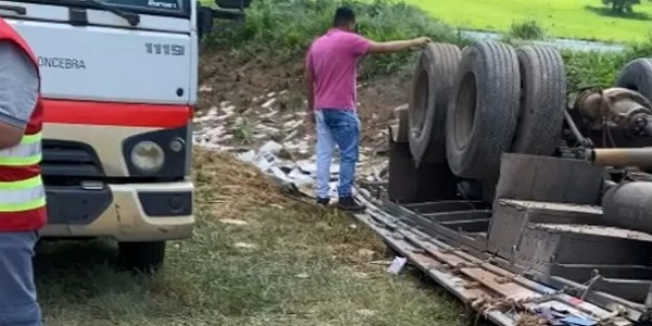 Caminhão tomba na BR-153, próximo a Professor Jamil, e os dois ocupantes morrem. VÍDEO!