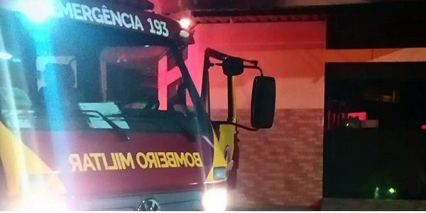 Corpo de Bombeiros de Morrinhos atende duas ocorrências de incêndio em veículo e residência