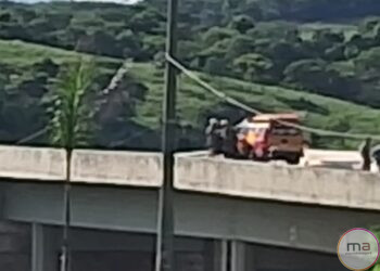 Homem ameaça se jogar do viaduto do DNR, mas é contido por policiais militares e bombeiros