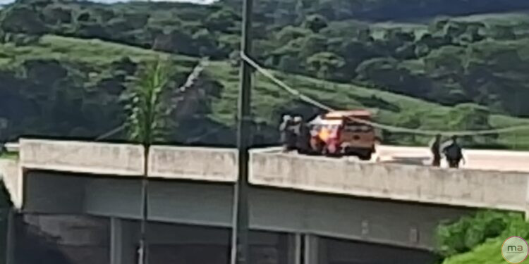 Homem ameaça se jogar do viaduto do DNR, mas é contido por policiais militares e bombeiros
