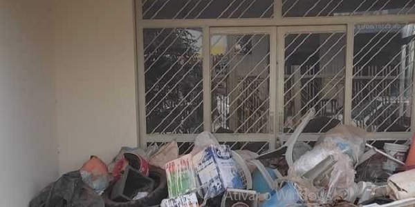 Imóvel Abandonado Preocupa Moradores no Centro: Prefeitura Monitora Situação e Aguarda Autorização para Limpeza do Local