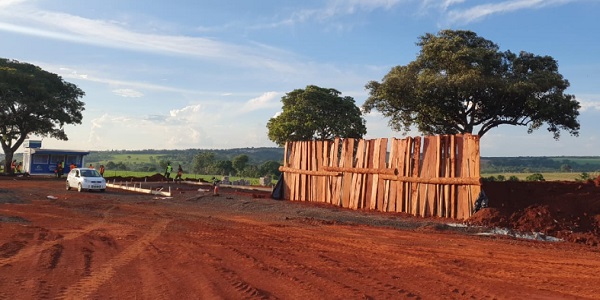 Madeira de origem amazônica apreendida pela Semad e PRF é doada para obra da GO-213