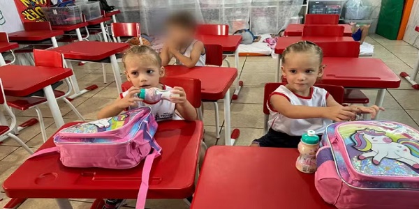 Gêmeas Heloá e Valentina vão à escola pela primeira vez um ano após cirurgia de separação; FOTOS!