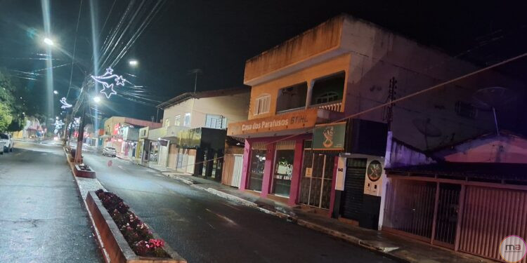 Fio de Internet se solta na Avenida Senador após chuvas intensas. VÍDEO!