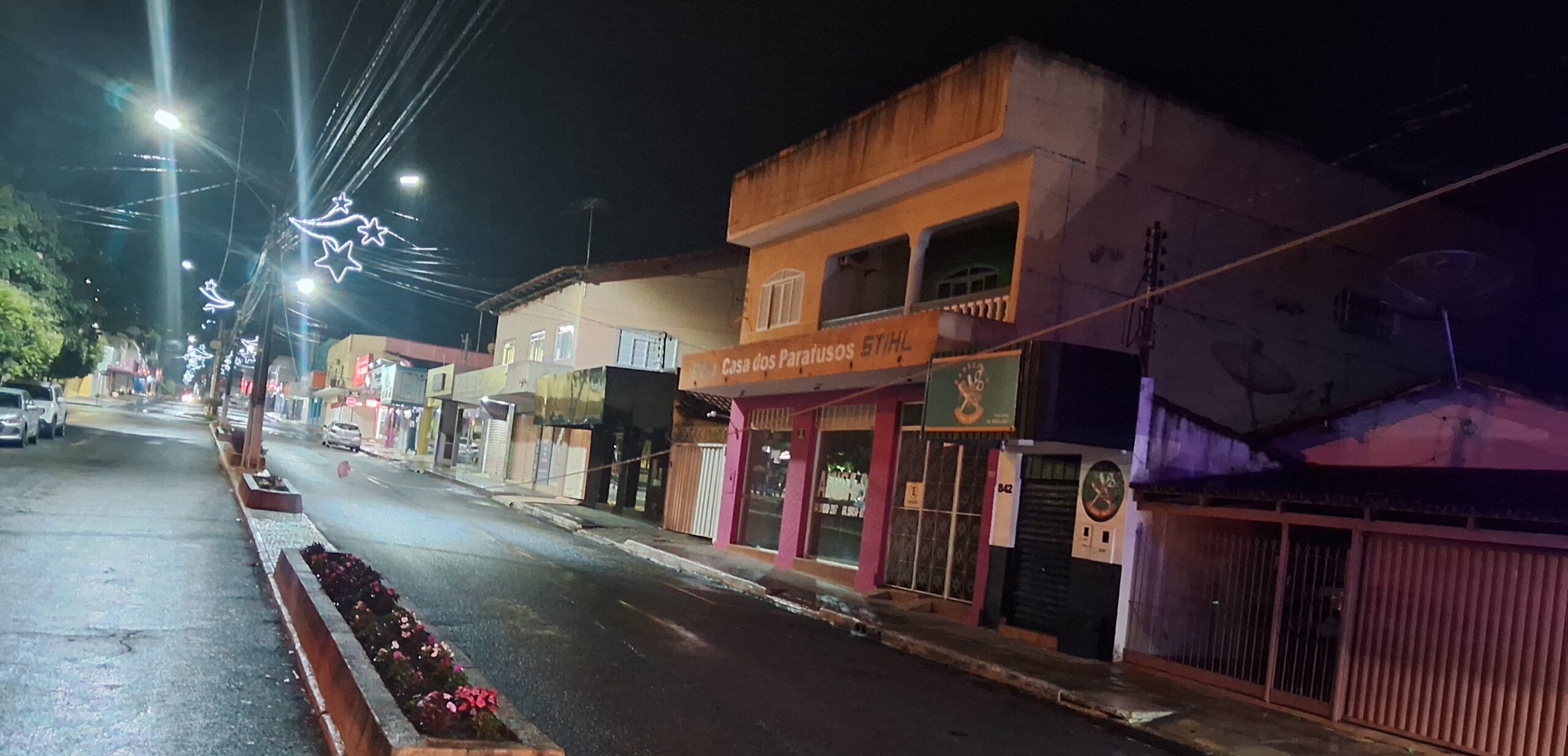 Fio de Internet se solta na Avenida Senador após chuvas intensas. VÍDEO!