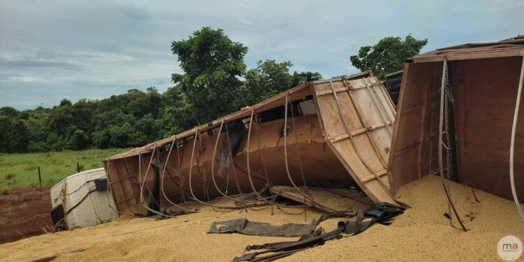 Acidente com Carreta Carregada de Grãos Interdita BR-452 Próximo a Bom Jesus. FOTOS!