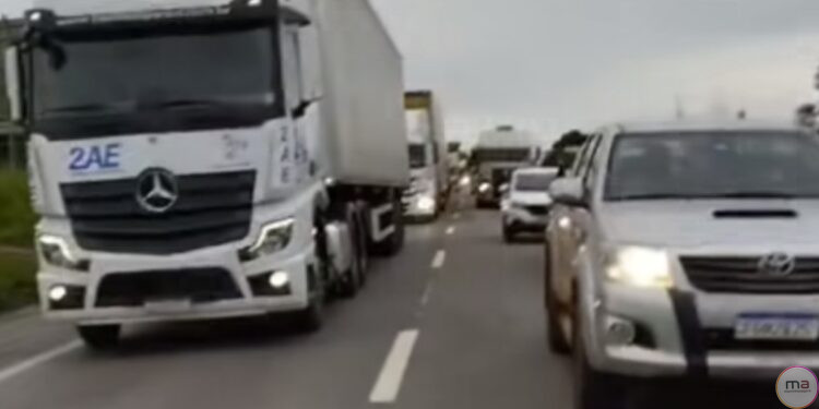Acidente interrompe tráfego na BR 153 sentido Morrinhos-Goiânia na manhã desta sexta-feira. VÍDEO!