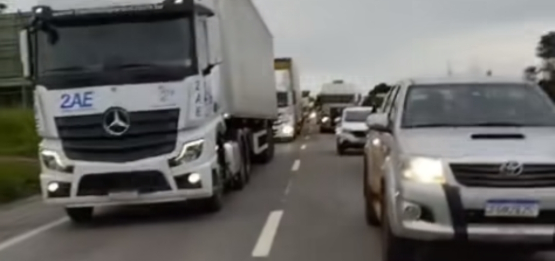 Acidente interrompe tráfego na BR 153 sentido Morrinhos-Goiânia na manhã desta sexta-feira. VÍDEO!