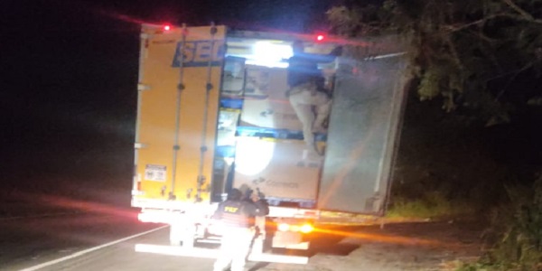 PRF frustra tentativa de roubo de encomendas dos Correios na BR-153 em Morrinhos