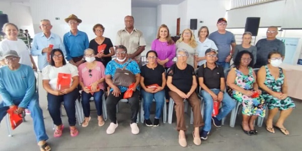 Prefeitura de Morrinhos conduziu a entrega de óculos de grau para os 18 idosos assistidos no “Projeto de Olho na Visão