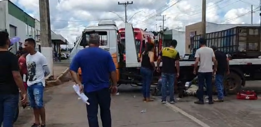 Grave acidente entre moto e caminhão deixa dois feridos em Morrinhos