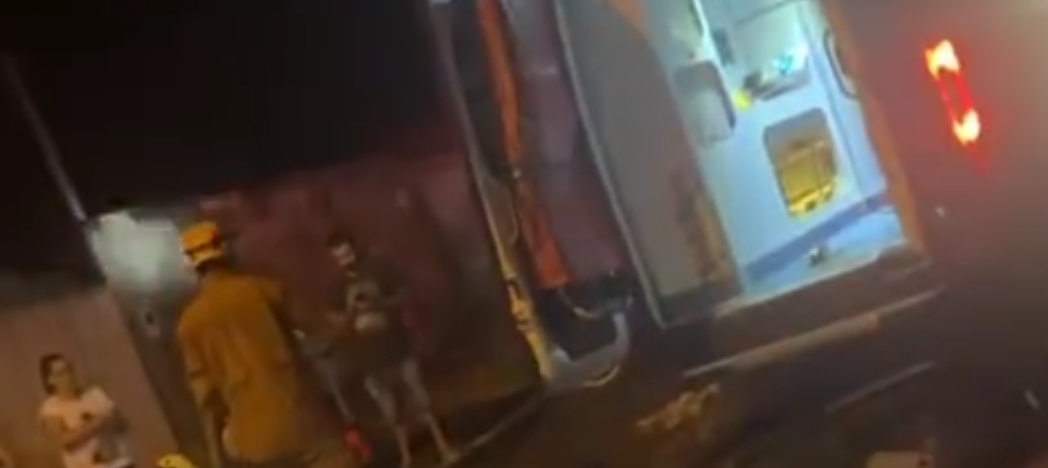 Motociclista entregador se acidenta após colisão com cachorro na rua Turim. VÍDEO!
