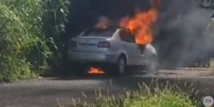 Veículo de Passeio Pega Fogo na Manhã Deste Sábado no Setor Cristina Parque. VÍDEO!