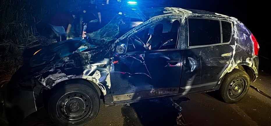 Carro capota e motorista morre após ser arremessado para fora na BR-153, em Pontalina