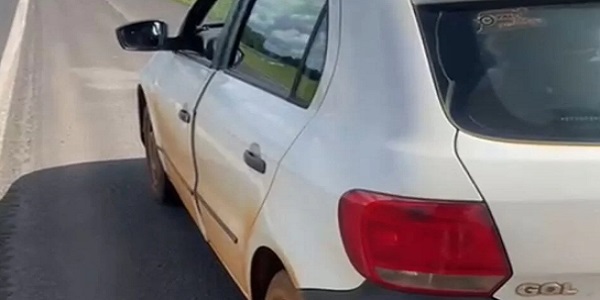 Morrinhos: casal é flagrado ao transportar bebê de colo no banco da frente de carro