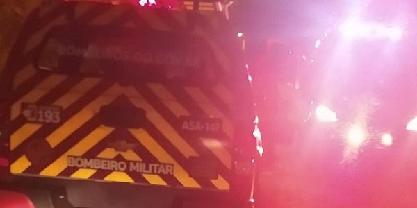 Incêndio em Veículo de Carga é Controlado pelos Bombeiros na BR-153 em Morrinhos