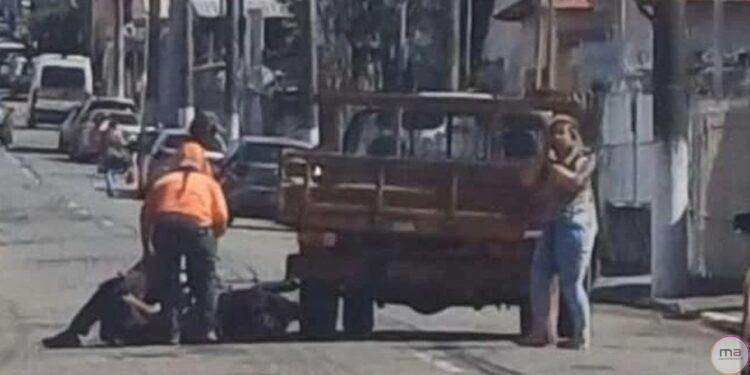 Após acidente entre motocicleta e camionete, condutor da moto é socorrido com suspeita de fratura