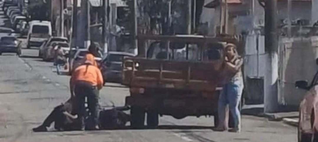 Após acidente entre motocicleta e camionete, condutor da moto é socorrido com suspeita de fratura