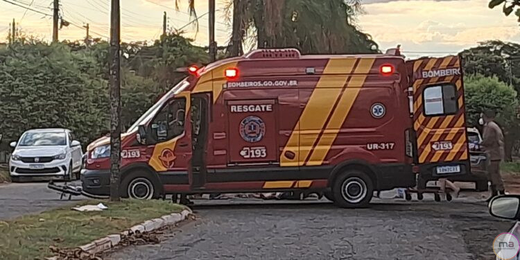 Acidente de Moto na Vila Santos Dumont: Mulher é Socorrida pelo Corpo de Bombeiros