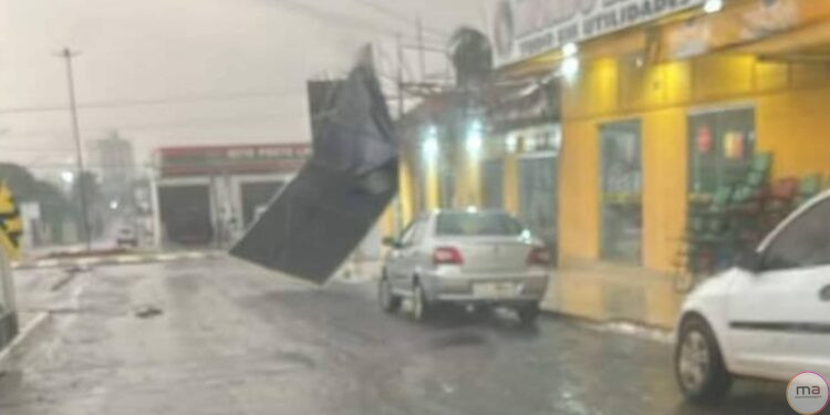 Forte Chuva e Ventania Derrubam Fachada de Loja na Avenida Senador Hermenegildo