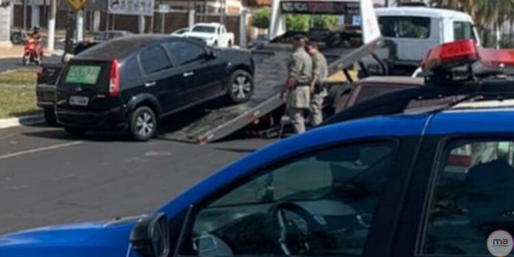 Veículos com propaganda eleitoral são guinchados em Morrinhos por descumprirem distância mínima de seções de votação